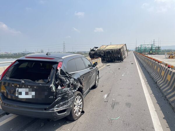 ▲西濱北上161K發生翻車意外，一人受傷，造成回堵。（圖／民眾提供）