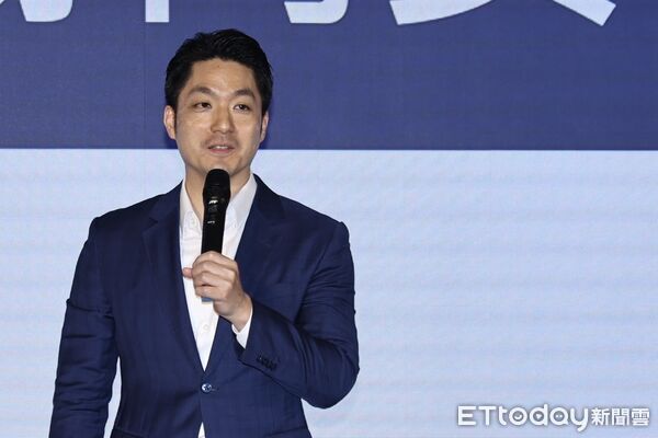 蔣萬安西裝騎YouBike遭酸擺拍　還被檢舉結果大翻車