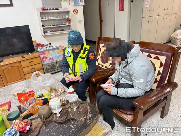 ▲員警將英籍女子載返派出所休息，並提供熱茶、暖暖包及暖氣設備協助其恢復體溫。（圖／新城警分局提供，下同）
