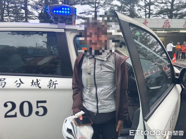 ▲員警將英籍女子載返派出所休息，並提供熱茶、暖暖包及暖氣設備協助其恢復體溫。（圖／新城警分局提供，下同）