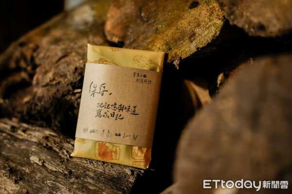 ▲運用本土種柿子結合植物染技術製作的柿染杯墊。（圖／縱管處提供，下同）