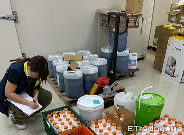 ▲桃園地檢署會同衛生單位搜索塗改有效期限的茶飲廠。（圖／桃園地檢署提供）