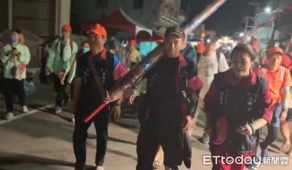 ▲▼             北港鎮民自發性製作巨香，跟隨白沙屯媽祖一起徒步進香。（圖／記者游瓊華翻攝，下同）