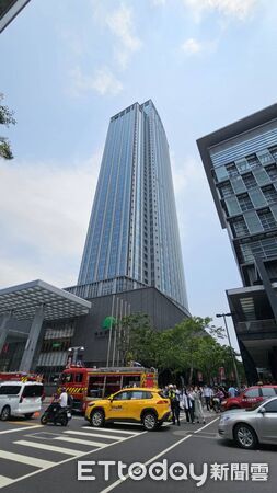 ▲信義區知名餐廳饗饗鐵板燒區發生火警。（圖／記者張君豪翻攝）