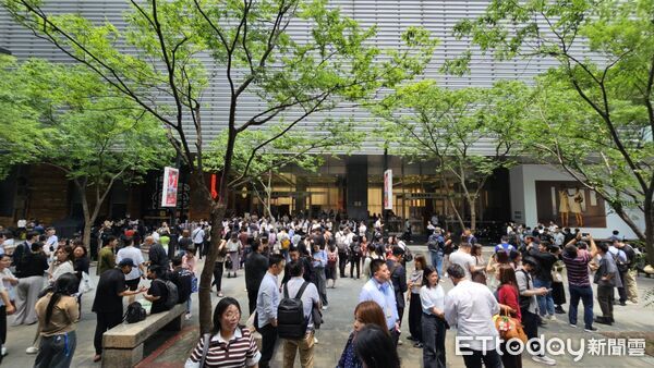 ▲信義區知名餐廳饗饗鐵板燒區發生火警。（圖／記者張君豪翻攝）