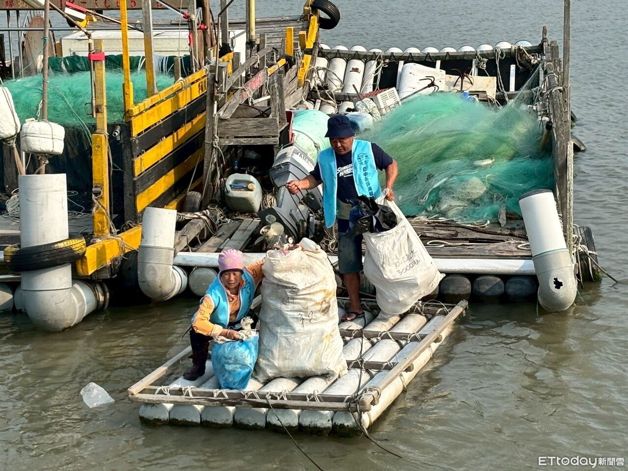 台中四港同步出擊!20船環保艦隊出海 40分鐘撈295kg垃圾