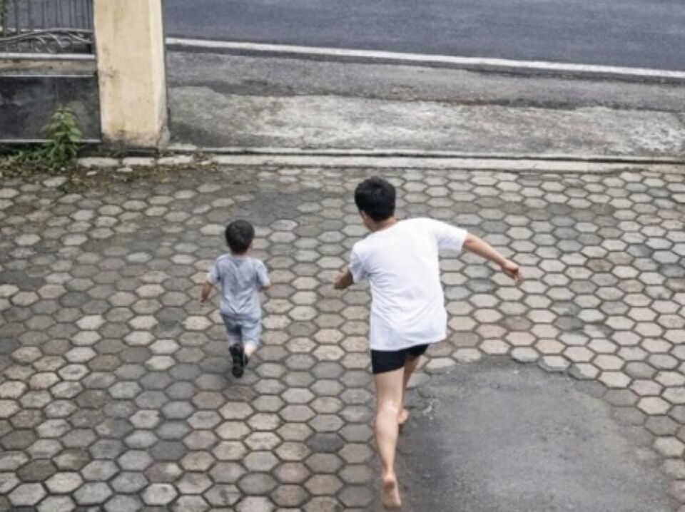 心碎!印尼6歲童喊「媽媽」衝出馬路 遭卡車撞死