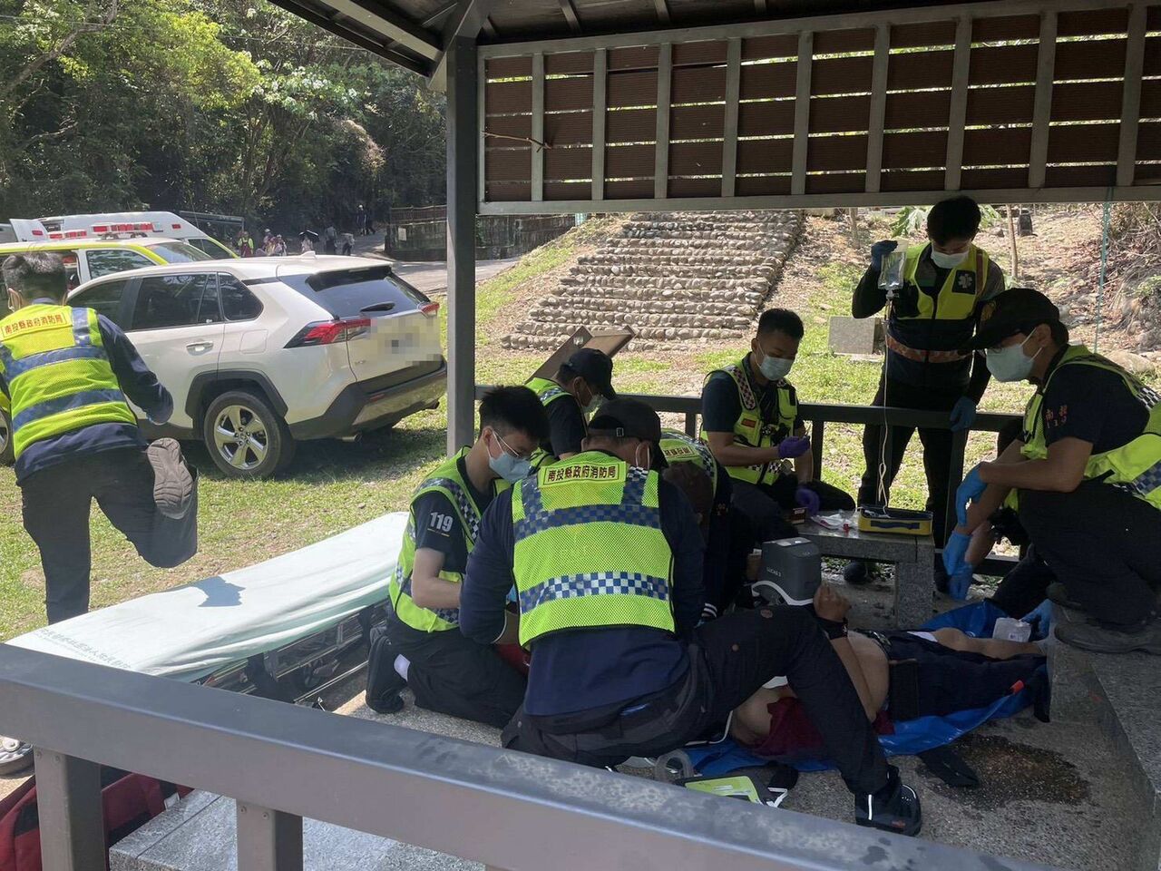 彰化挑水古道男賞花突昏倒無呼吸心跳 警消電擊4次搶命送醫