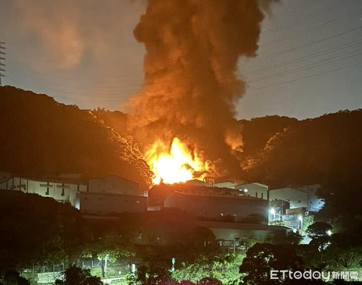 快訊/五股舊衣工廠大火!連棟鐵皮屋狂燒 火光吞山頭畫面曝