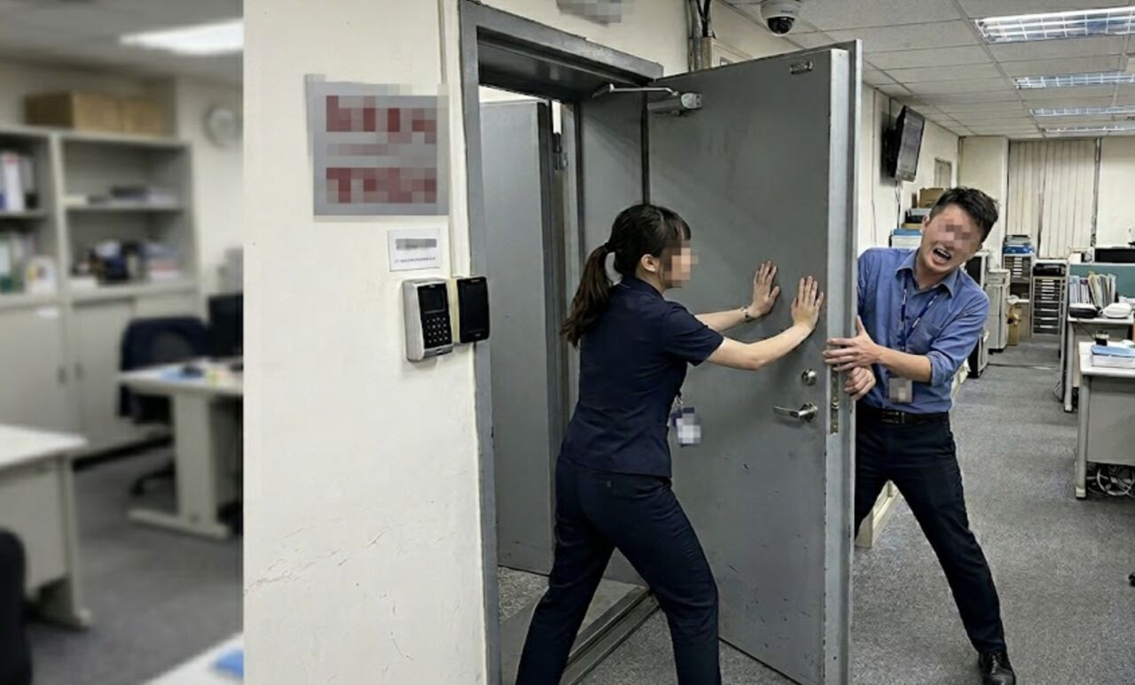 怕搶劫!銀行女行員堅持關金庫管制門 男同事阻擋遭夾傷怒告