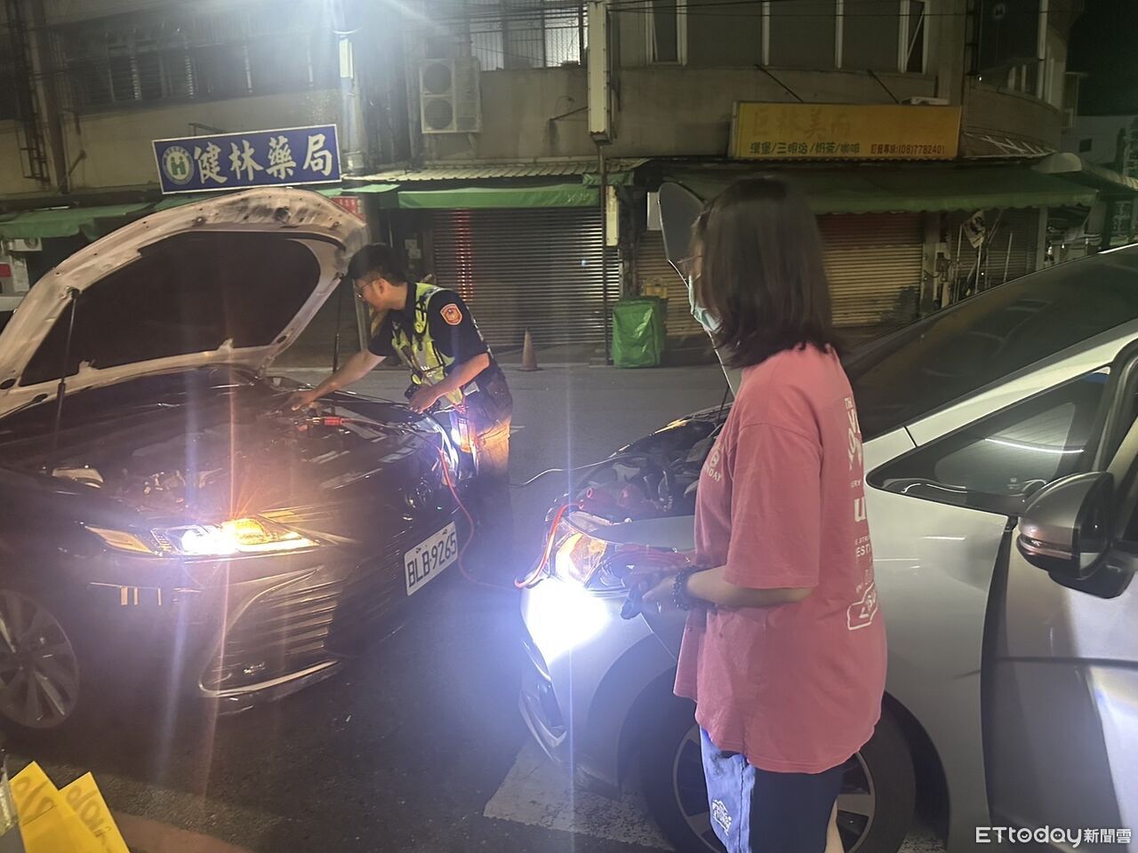 轎車拋錨卡路中央!內埔警深夜出手救援 電霸一接順利發動
