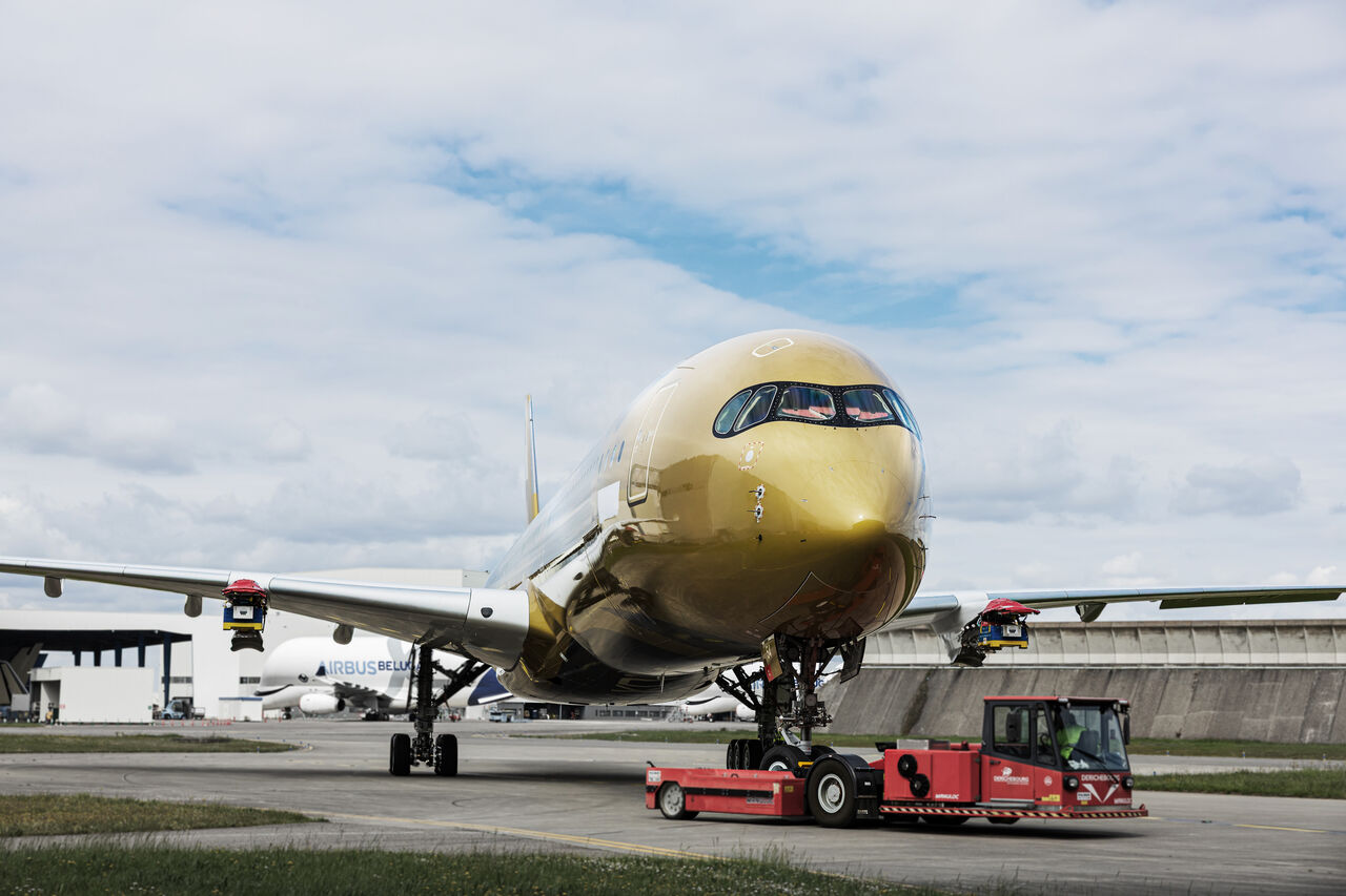 閃瞎全球!星宇「液態金屬金」特別塗裝機帥照曝 日網看呆