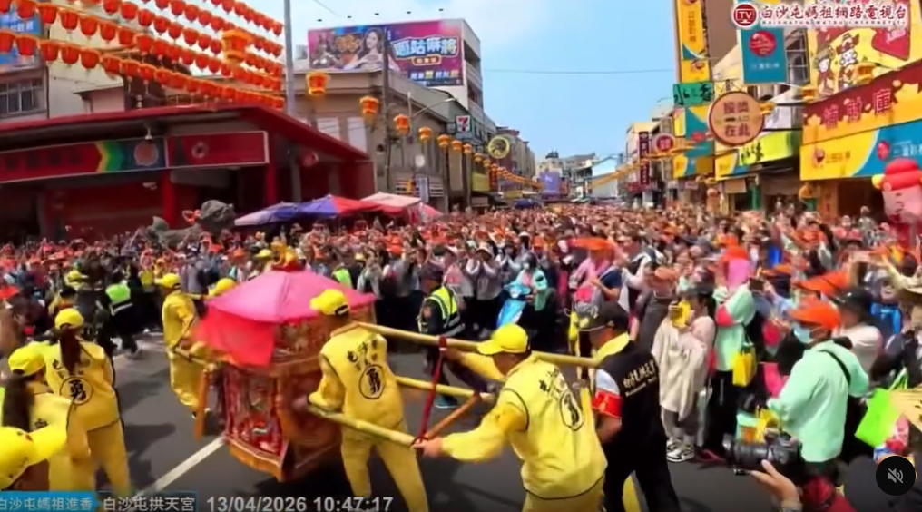 粉紅超跑「這一幕」嚇壞全場!大票人喊平安:3位女神Turbo全開