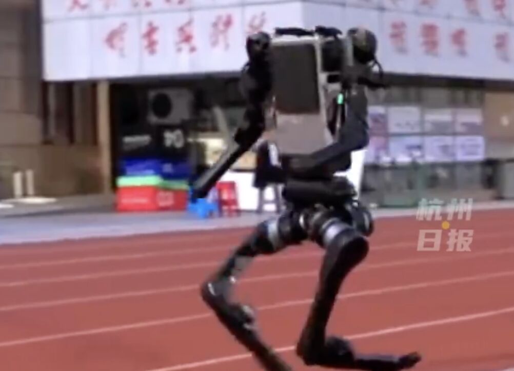 ▲宇樹人形機器人H1進行跑步測試。（圖／翻攝杭州日報）