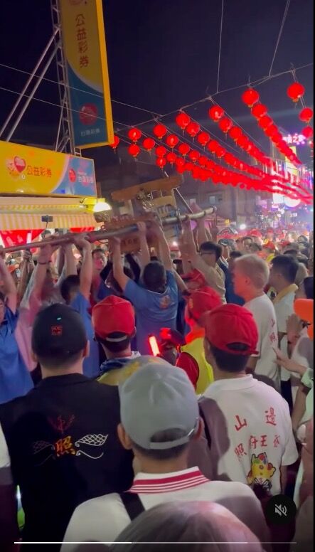 ▲▼白沙屯媽祖起駕典禮，山邊王爺神轎突然暴衝引起討論。（圖／翻攝Threads）