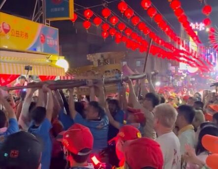 ▲▼白沙屯媽祖起駕典禮，山邊王爺神轎突然暴衝引起討論。（圖／翻攝Threads）