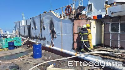 快訊／高雄船廠報廢船隻起火　消防19車49人灌救