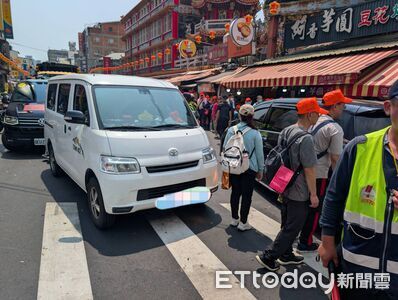 白沙屯媽進大甲市區…廂型車鎮瀾宮外擋道半小時　警當場開罰