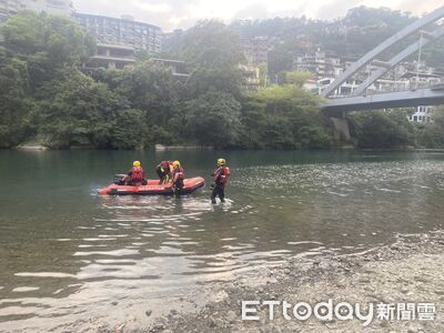 快訊／新店翁墜橋失蹤！搜救4小時未發現…隊員不慎摔傷腿