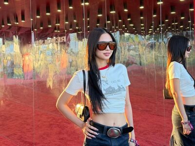 Jennie踩夾腳拖當觀眾很愜意　香奈兒愛包好百搭