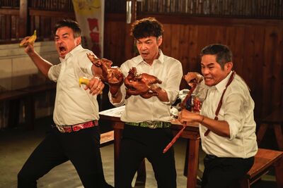 許效舜拿香腸狂毆！加戲「擠出雙眼皮」笑爆網　李銘順、李國煌抓烤雞大亂鬥