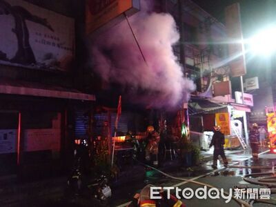 快訊／台南民宅凌晨竄火！火勢延燒情趣用品店　警消出動50人救援