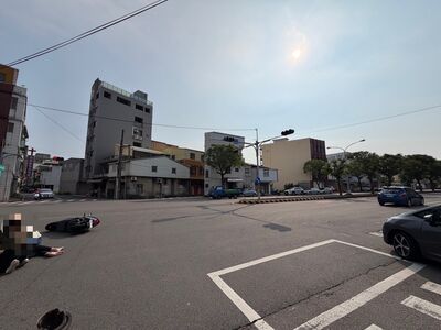 苗栗女駕駛路口闖紅燈撞機車！騎士安全帽噴飛頭部撕裂傷