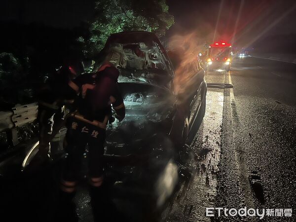 ▲▼ 國道三民雄梅山北上路段１１日晚間８時許自小客車自燃  。（圖／嘉義縣消防局提供）