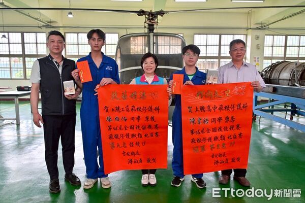 ▲▼上騰工商獲全國技能競賽飛機修護職類北區第一名，鄉長游淑貞頒贈紅榜祝賀為校爭光、為鄉爭光為花蓮增光。（圖／吉安鄉公所提供，下同）