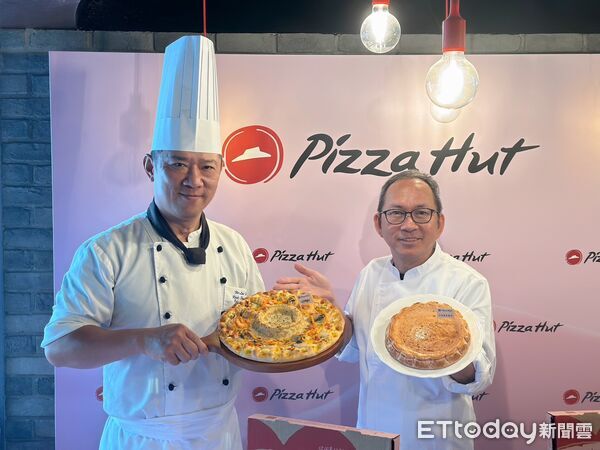 ▲▼必勝客今年母親節攜手漢來海港推出2款海味比薩，包括「明太子生蠔干貝」、「巨魷海鮮宴愛心比薩」，再找來吳寶春麥方店打造「荔枝玫瑰巴斯克」甜點。（圖／記者蕭筠攝）