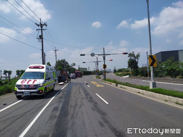▲台南鹽水台19線發生汽機車對撞事故，造成2人OHCA送醫搶救。（圖／記者林東良攝）