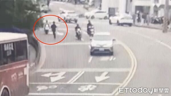 ▲▼監視器拍下楊男衝到馬路，對女騎士拉扯，導致她人車倒地，警方趕抵將楊男壓制並強制送醫             。（圖／記者陳以昇翻攝）