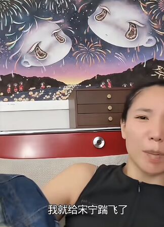 ▲張婉婷踹飛出軌丈夫張寧峰。（圖／翻攝自微博）
