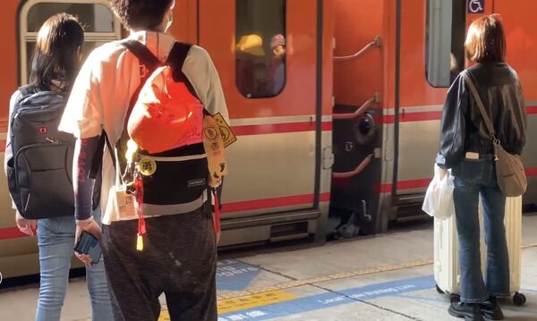 ▲彰化車站今天聚集不少等著搭車的香燈腳。（圖／民眾提供）