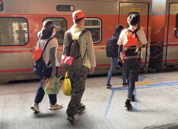 ▲彰化車站今天聚集不少等著搭車的香燈腳。（圖／民眾提供）