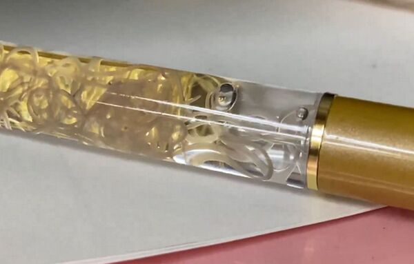 業者透露產量完全取決於當日捕獲的魚量，如果捕魚不夠多，可能一週都產不出一支筆。（翻攝X@tannokasa5）