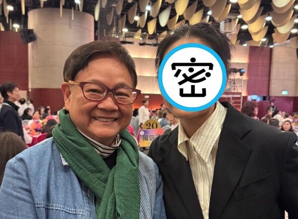 邱淑貞（右）和汪曼玲（左）在素宴上合照。（翻攝汪曼玲微博）