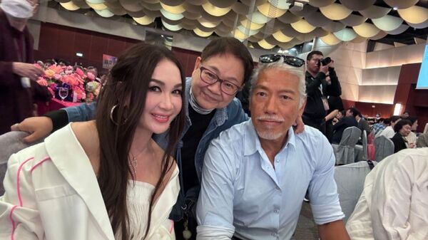溫碧霞（左起）、汪曼玲、「烏鴉」張耀揚在壽宴上合照。（翻攝汪曼玲微博）