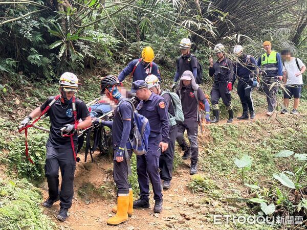▲三貂嶺女登山客腳踝扭傷受困。（圖／記者郭世賢翻攝）