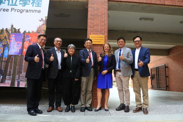 ▲▼國立中山大學、倫敦大學亞非學院攜手合作的「全球公民權碩士學位學程」今天（13日）正式揭牌成立，為台英高等教育首例共同辦學。（圖／中山大學提供）