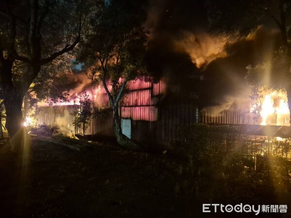 ▲桃園大溪一處鐵皮倉庫發生火警，現場堆放大量瓦斯桶與油漆，消防人員全力佈線灌救。（圖／記者沈繼昌翻攝）