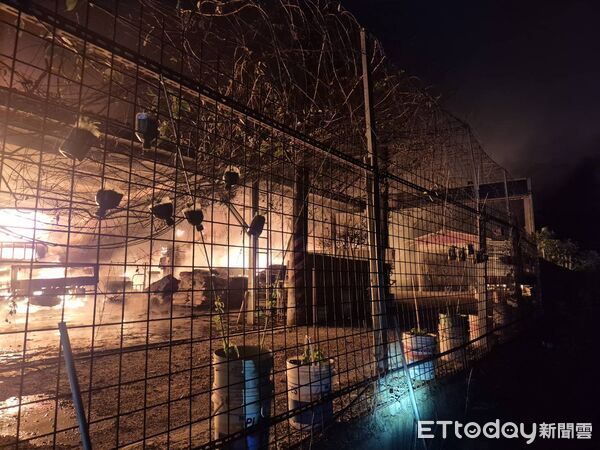 ▲桃園大溪一處鐵皮倉庫發生火警，現場堆放大量瓦斯桶與油漆，消防人員全力佈線灌救。（圖／記者沈繼昌翻攝）