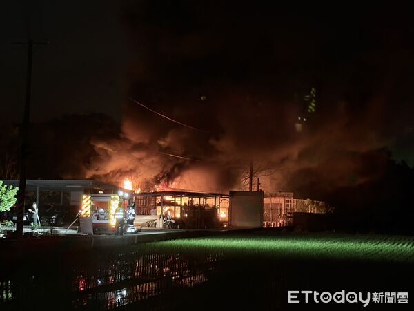 火光沖天！桃園大溪倉庫陷火海　消防急出動42人急搶救
