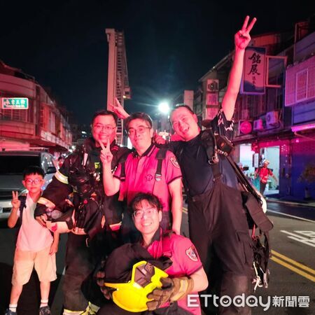 ▲▼   嘉義保安一路火警落幕　消防員路邊驚喜遇妻兒探班。（圖／翻攝嘉義市消防局第一分隊-太陽分隊臉書）