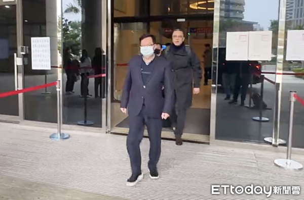 ▲前海基會董事長鄭文燦涉貪案，事隔3個月後法院今召開首次審議庭，圖為1月6日第12次程序庭，鄭文燦開完庭後步出法院不發一語。（資料照／記者沈繼昌攝）
