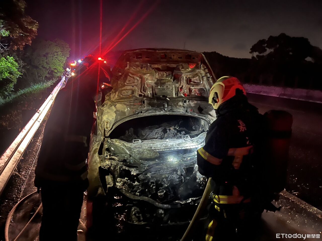國3民雄段休旅車冒煙 駕駛急切路肩逃生...看著愛車陷火海