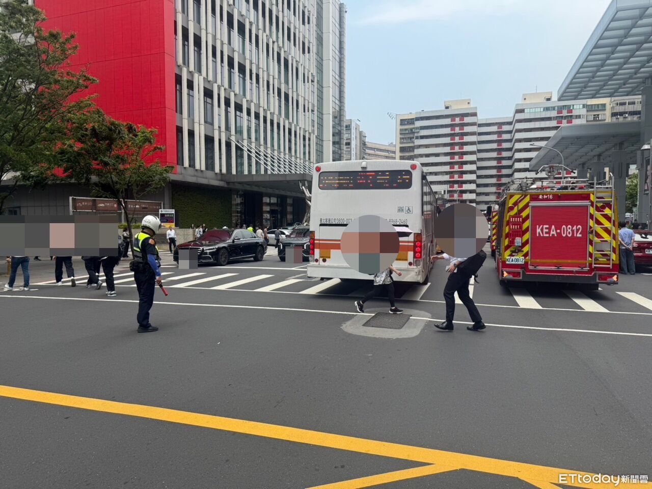 北市微風信義饗饗餐廳火警疏散312人 4員工1顧客嗆傷送醫