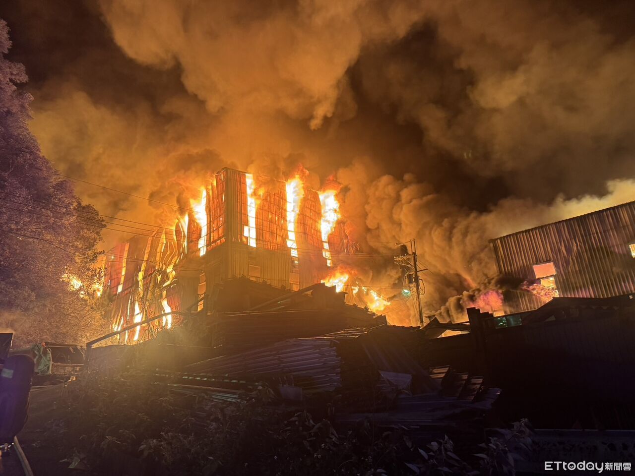 五股舊衣回收廠連燒4廠房!灌救12小時撲滅 新北3區一度飄惡臭