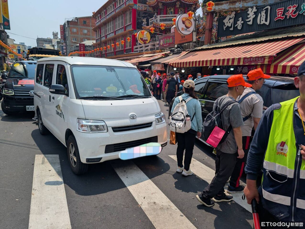 白沙屯媽進大甲市區…廂型車鎮瀾宮外擋道半小時 警當場開罰