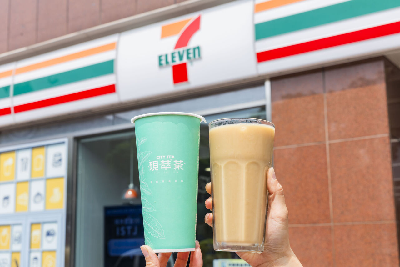 7-11自帶杯最高折15元!全家新推生鮭飯糰69折、涼麵套餐99元
